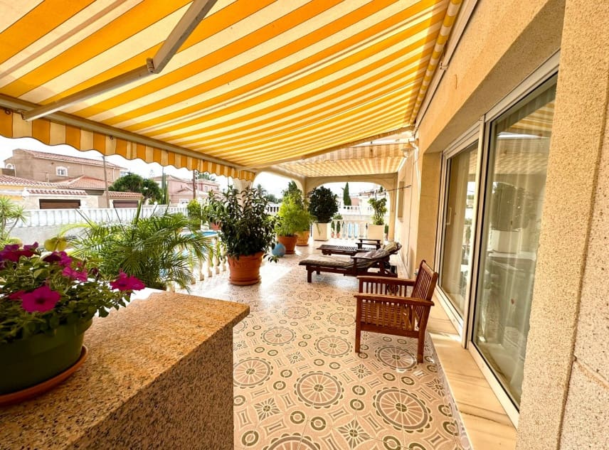 4 soveværelse Villa til salg i El Chaparral med swimmingpool garage - € 550.000 (Ref: 10138756)