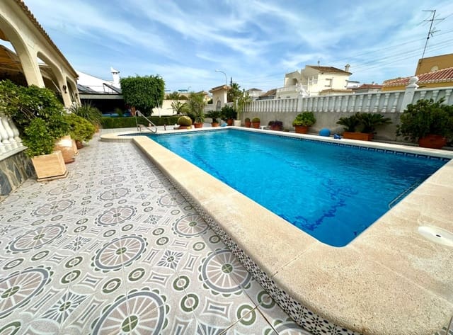 4 chambre Villa/Maison à vendre à El Chaparral, Torrevieja avec piscine garage - 550 000 € (Ref: 10138756)