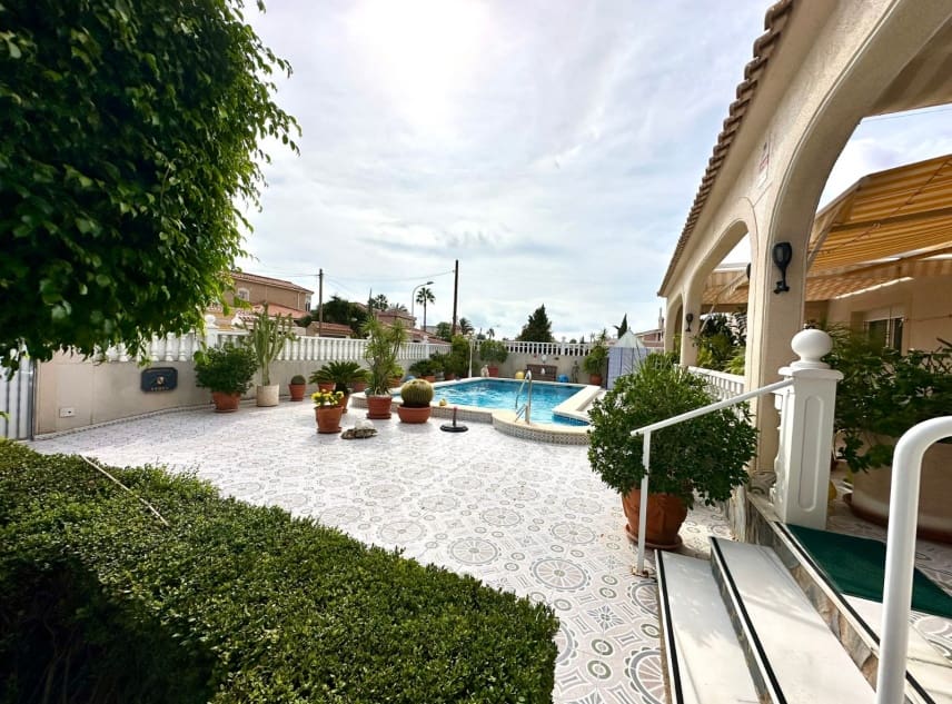 4 soveværelse Villa til salg i El Chaparral med swimmingpool garage - € 550.000 (Ref: 10138756)