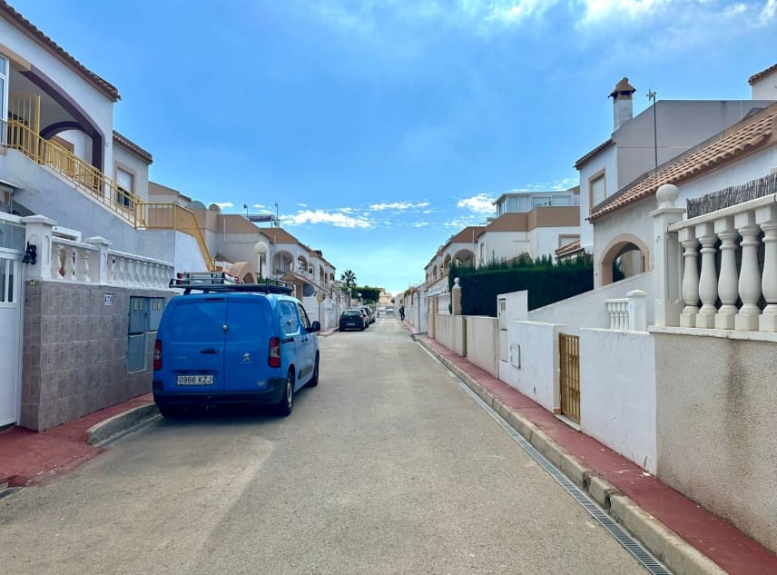 2 sypialnia Bungalow na sprzedaż w Torrevieja z basenem garażem - 148 950 € (Ref: 10158395)