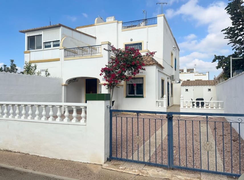 3 soveværelse Byhus til salg i Torrevieja med swimmingpool garage - € 195.000 (Ref: 10167287)