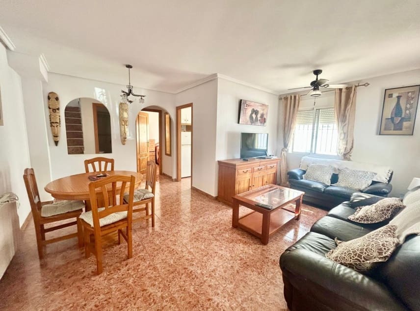 3 soveværelse Byhus til salg i Torrevieja med swimmingpool garage - € 195.000 (Ref: 10167287)
