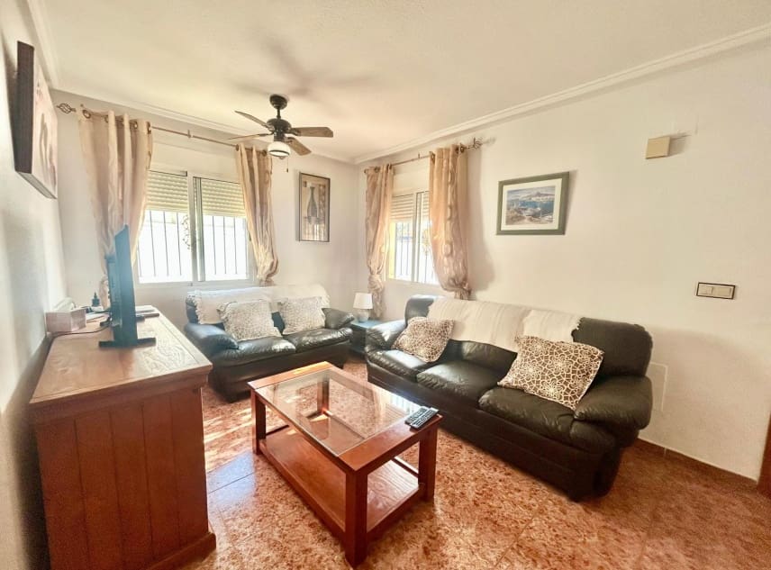 3 soveværelse Byhus til salg i Torrevieja med swimmingpool garage - € 195.000 (Ref: 10167287)