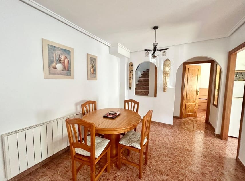 3 soveværelse Byhus til salg i Torrevieja med swimmingpool garage - € 195.000 (Ref: 10167287)
