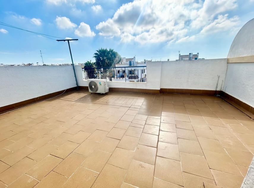 3 soveværelse Byhus til salg i Torrevieja med swimmingpool garage - € 195.000 (Ref: 10167287)