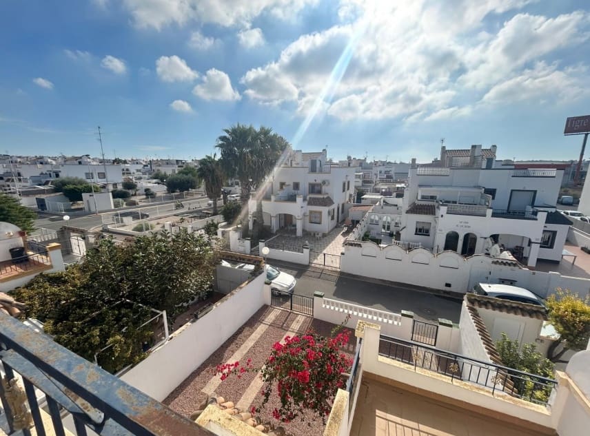 3 soveværelse Byhus til salg i Torrevieja med swimmingpool garage - € 195.000 (Ref: 10167287)