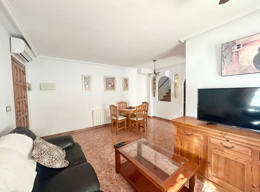 3 soveværelse Byhus til salg i Torrevieja med swimmingpool garage - € 195.000 (Ref: 10167287)