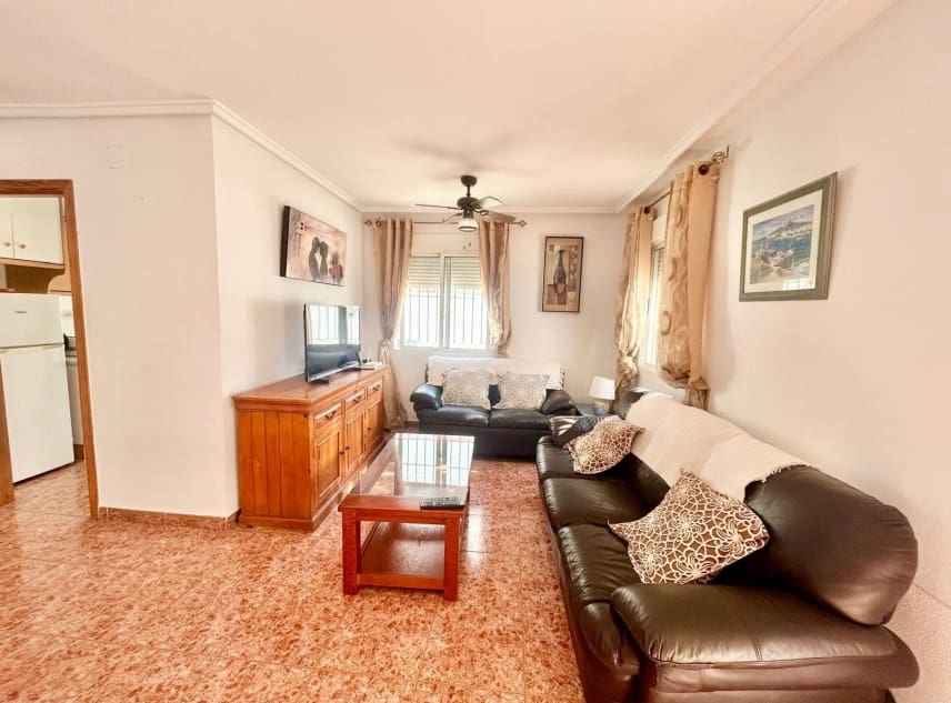3 soveværelse Byhus til salg i Torrevieja med swimmingpool garage - € 195.000 (Ref: 10167287)