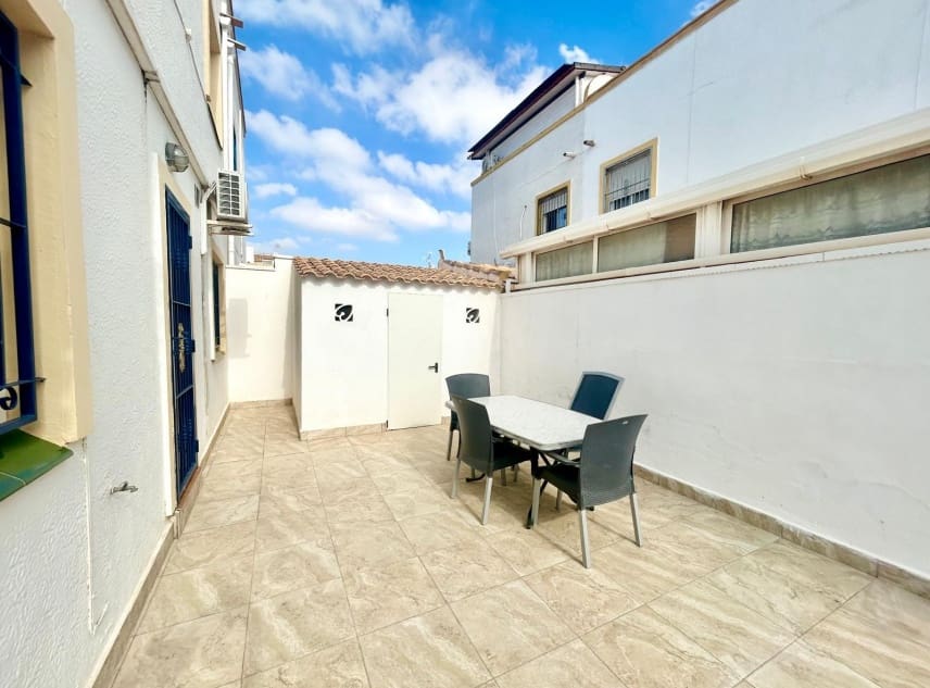 3 soveværelse Byhus til salg i Torrevieja med swimmingpool garage - € 195.000 (Ref: 10167287)