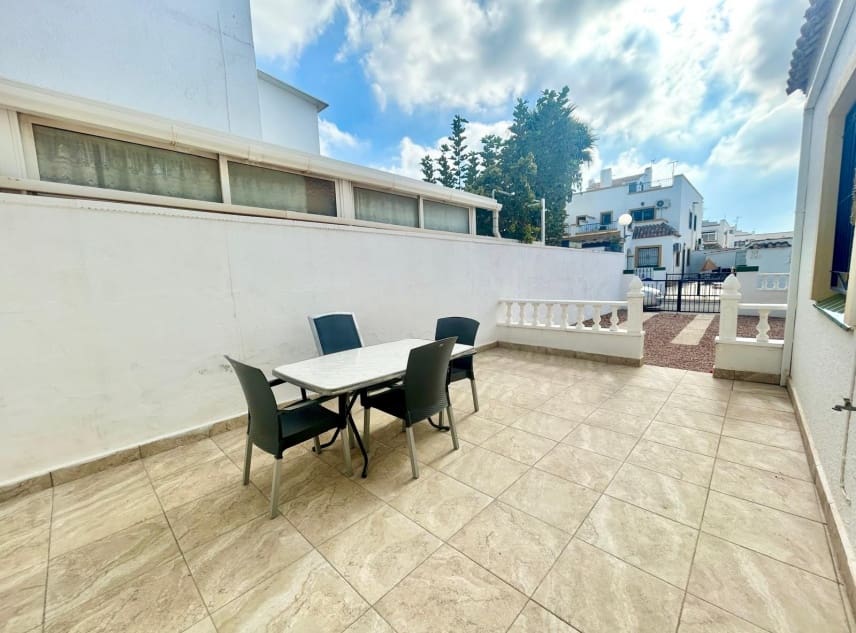 3 soveværelse Byhus til salg i Torrevieja med swimmingpool garage - € 195.000 (Ref: 10167287)