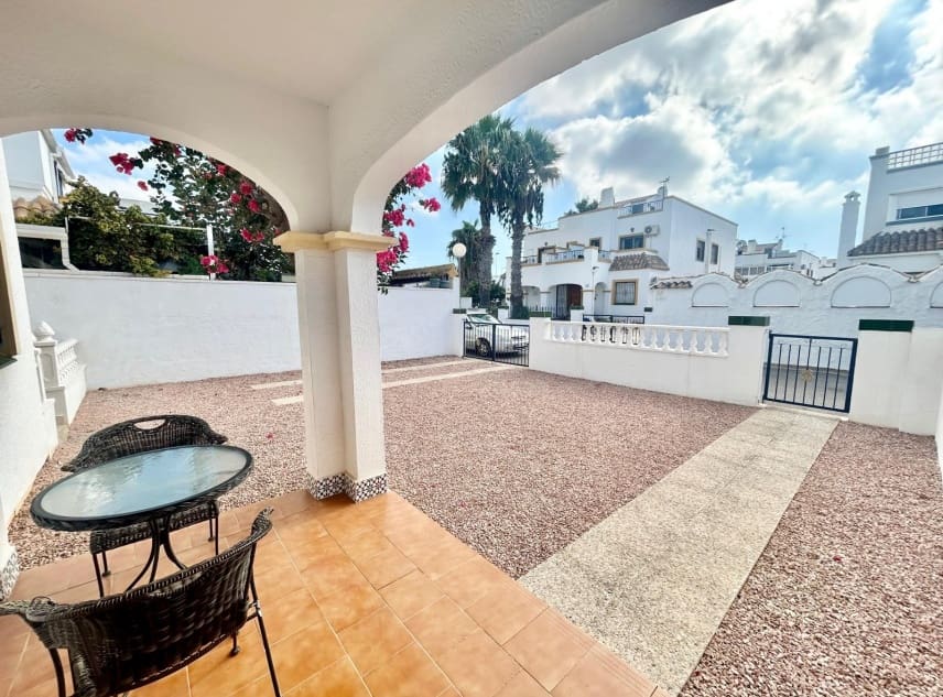 3 soveværelse Byhus til salg i Torrevieja med swimmingpool garage - € 195.000 (Ref: 10167287)
