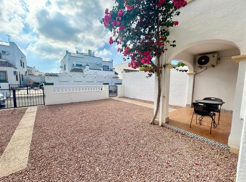 3 soveværelse Byhus til salg i Torrevieja med swimmingpool garage - € 195.000 (Ref: 10167287)