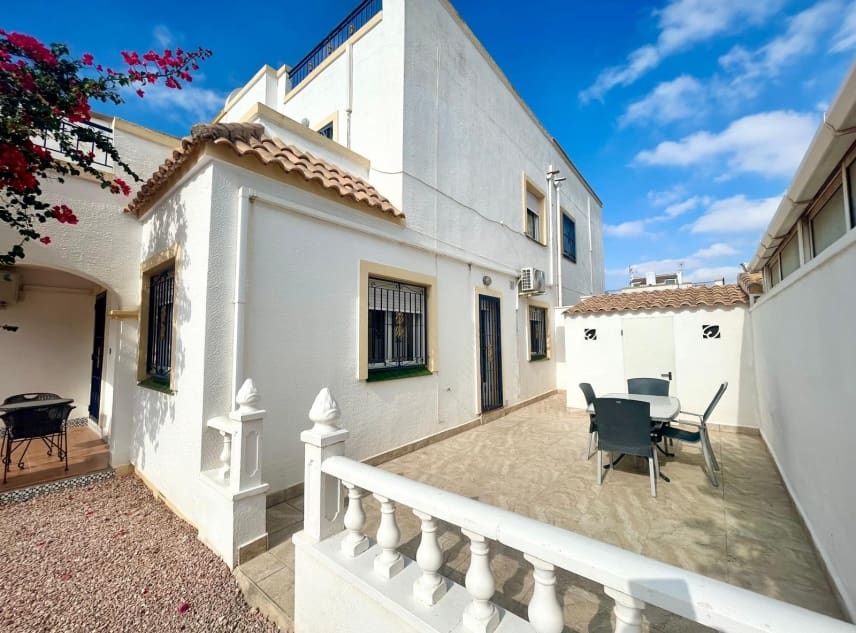 3 soveværelse Byhus til salg i Torrevieja med swimmingpool garage - € 195.000 (Ref: 10167287)