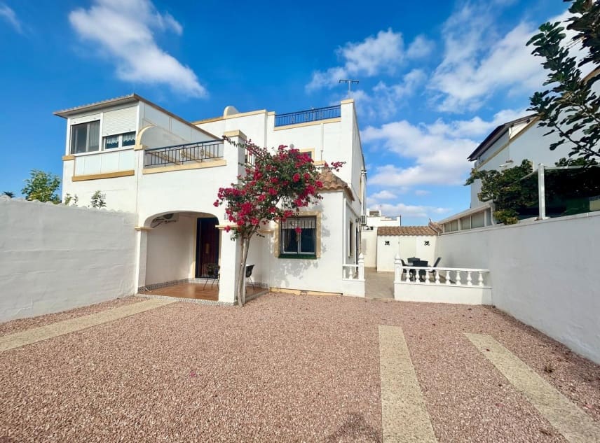 3 soveværelse Byhus til salg i Torrevieja med swimmingpool garage - € 195.000 (Ref: 10167287)