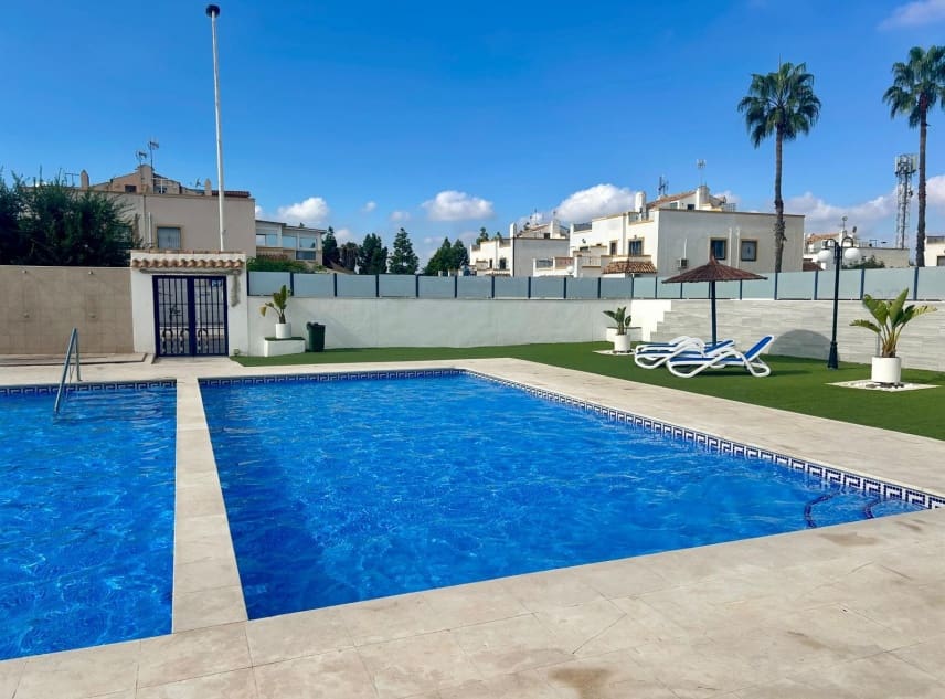 3 soveværelse Byhus til salg i Torrevieja med swimmingpool garage - € 195.000 (Ref: 10167287)