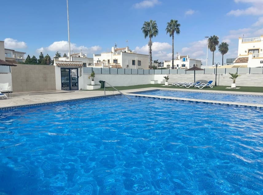 3 soveværelse Byhus til salg i Torrevieja med swimmingpool garage - € 195.000 (Ref: 10167287)