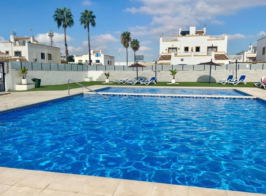 3 soveværelse Byhus til salg i Torrevieja med swimmingpool garage - € 195.000 (Ref: 10167287)