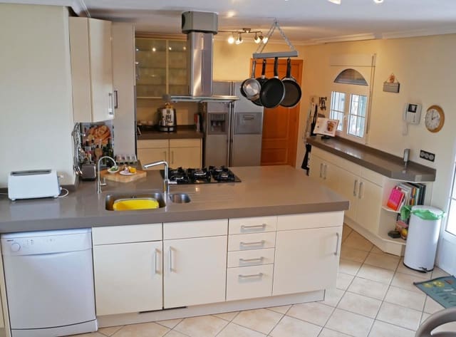 6 camera da letto Villa in vendita in El Chaparral, Torrevieja con piscina garage - 750.000 € (Rif: 7949378)