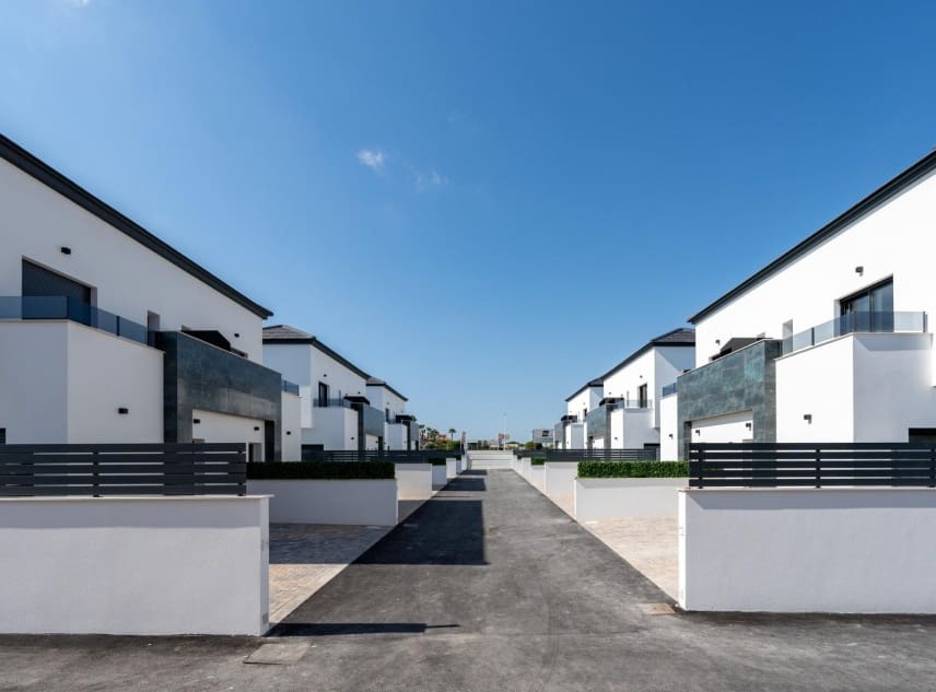 3 soveværelse Byhus til salg i Gran Alacant med swimmingpool - € 395.000 (Ref: 8837660)