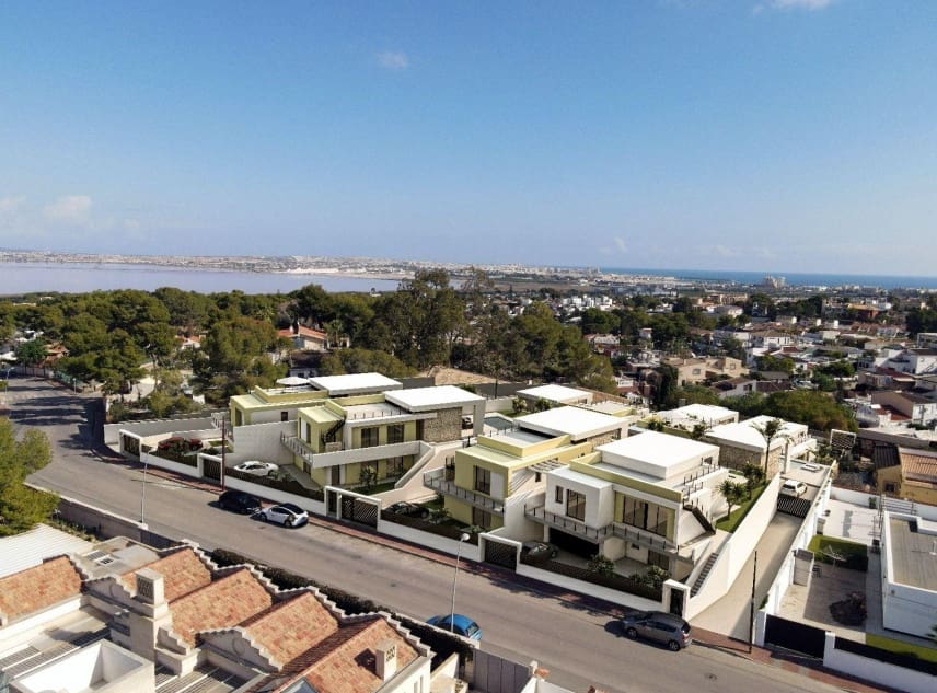 3 bedroom Villa for sale in Los Balcones with pool garage - € 700,000 (Ref: 8850422)