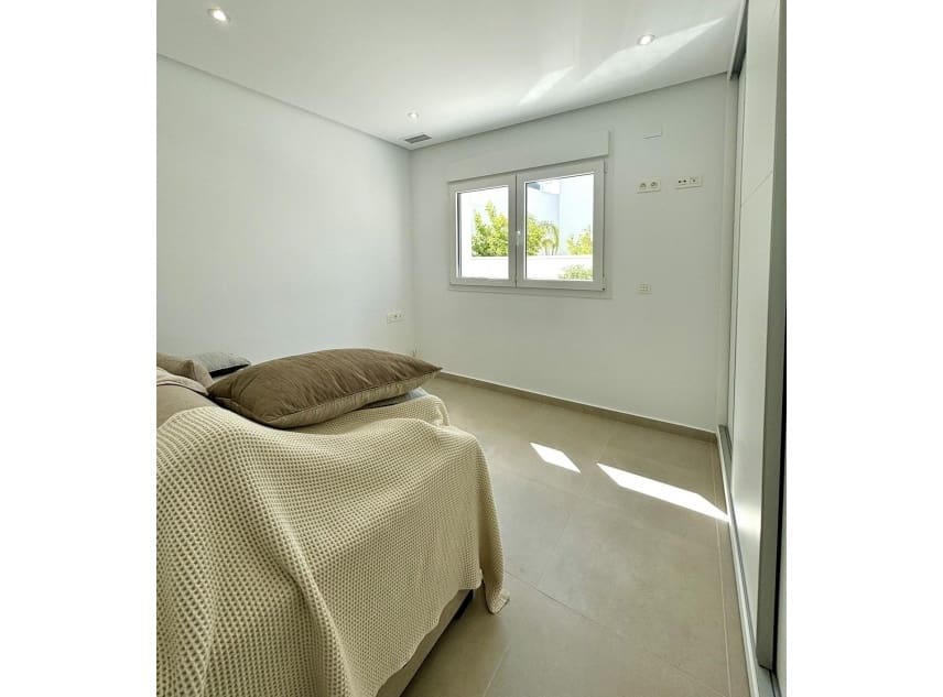 Chalet de 3 habitaciones en Benijófar en venta con piscina - 478.732 € (Ref: 9111352)