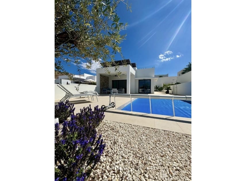 Chalet de 3 habitaciones en Benijófar en venta con piscina - 478.732 € (Ref: 9111352)