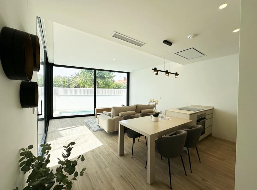 Chalet de 3 habitaciones en Torre de la Horadada en venta con piscina - 599.900 € (Ref: 9111367)