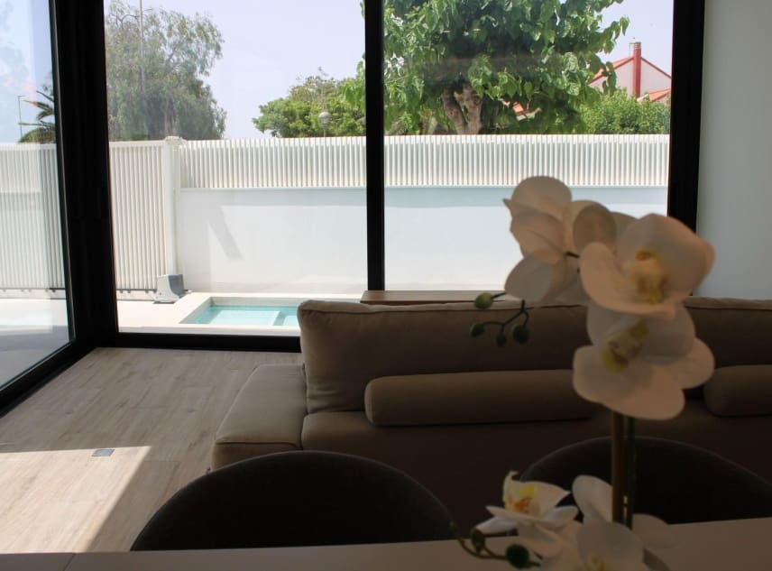 Chalet de 3 habitaciones en Torre de la Horadada en venta con piscina - 599.900 € (Ref: 9111367)