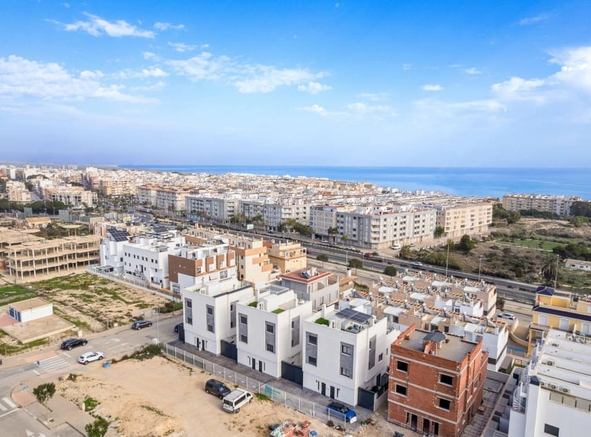 4 soveværelse Villa til salg i Guardamar del Segura med swimmingpool - € 507.050 (Ref: 9150486)