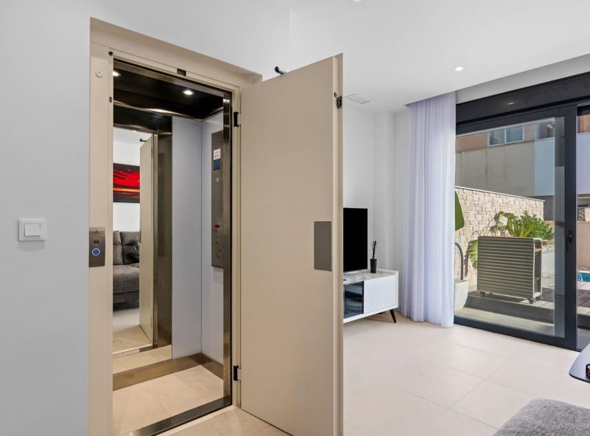 4 soveværelse Villa til salg i Guardamar del Segura med swimmingpool - € 507.050 (Ref: 9150486)