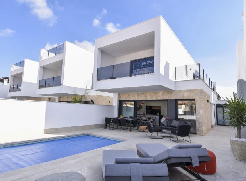 3 soveværelse Villa til salg i San Pedro del Pinatar med swimmingpool - € 439.000 (Ref: 9150487)