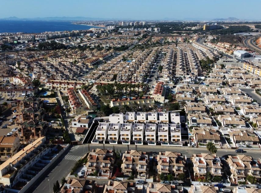 3 soveværelse Villa til salg i La Zenia med swimmingpool - € 495.000 (Ref: 9150516)