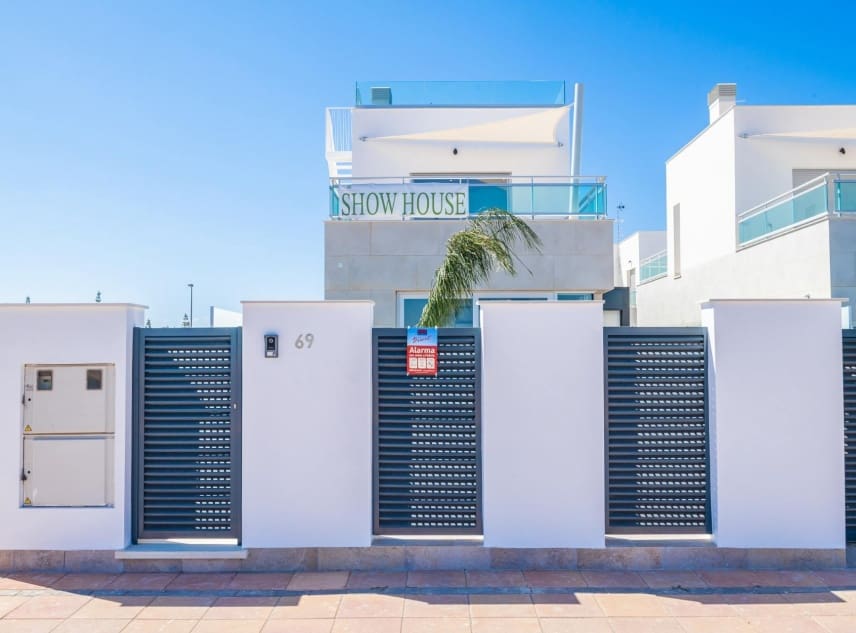 3 soveværelse Villa til salg i Los Alcazares med swimmingpool - € 445.000 (Ref: 9150520)