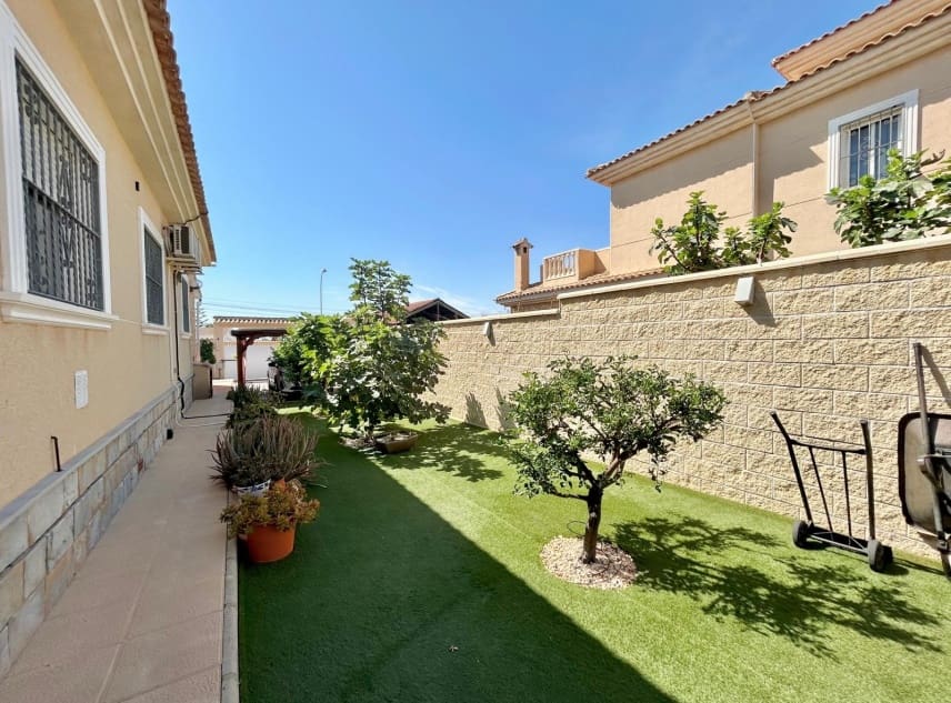 3 soverom Villa til salgs i La Siesta med svømmebasseng garasje - € 335 950 (Ref: 9238899)