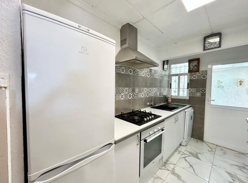 3 soveværelse Villa til salg i La Siesta med swimmingpool garage - € 269.000 (Ref: 9329834)