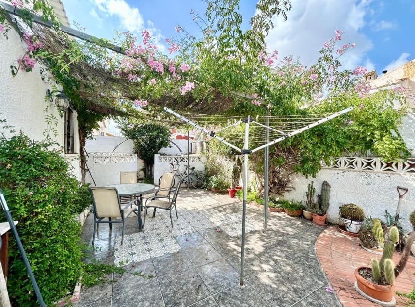 3 soveværelse Villa til salg i La Siesta med swimmingpool garage - € 269.000 (Ref: 9329834)