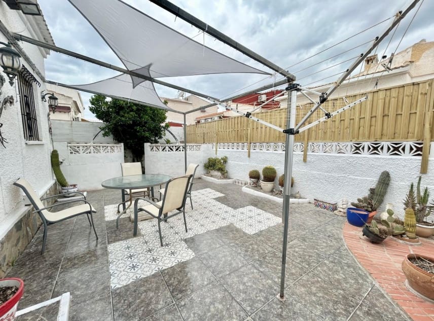 3 bedroom Villa for sale in La Siesta with pool garage - € 269,000 (Ref: 9329834)