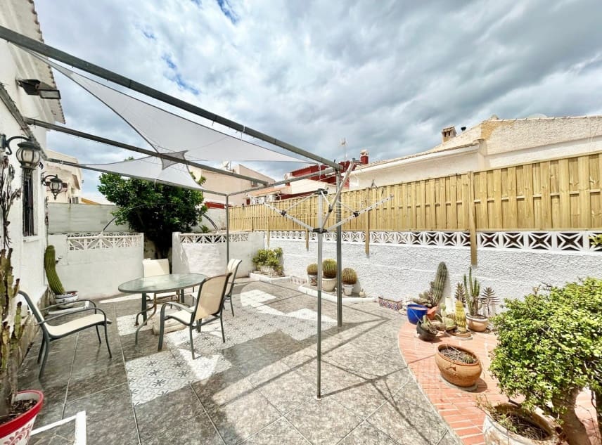 3 bedroom Villa for sale in La Siesta with pool garage - € 269,000 (Ref: 9329834)