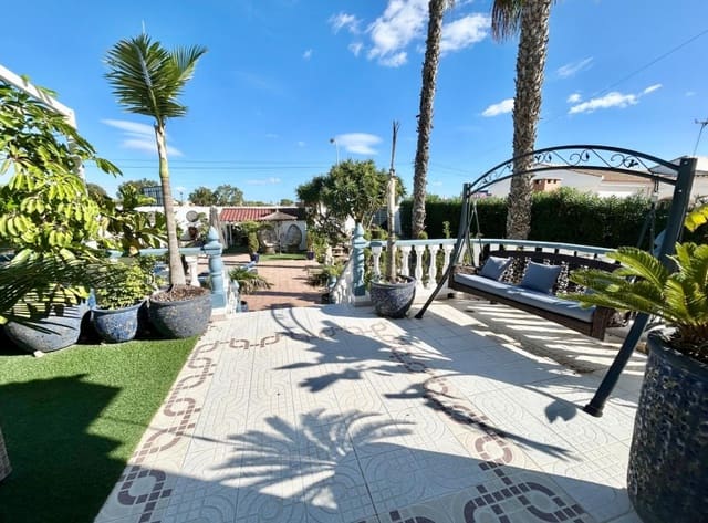 Chalet de 2 habitaciones en San Luis, Torrevieja en venta con piscina garaje - 359.950 € (Ref: 9386680)