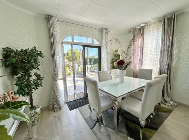 Chalet de 2 habitaciones en San Luis, Torrevieja en venta con piscina garaje - 359.950 € (Ref: 9386680)