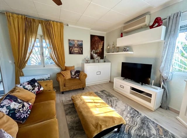 Chalet de 2 habitaciones en San Luis, Torrevieja en venta con piscina garaje - 359.950 € (Ref: 9386680)