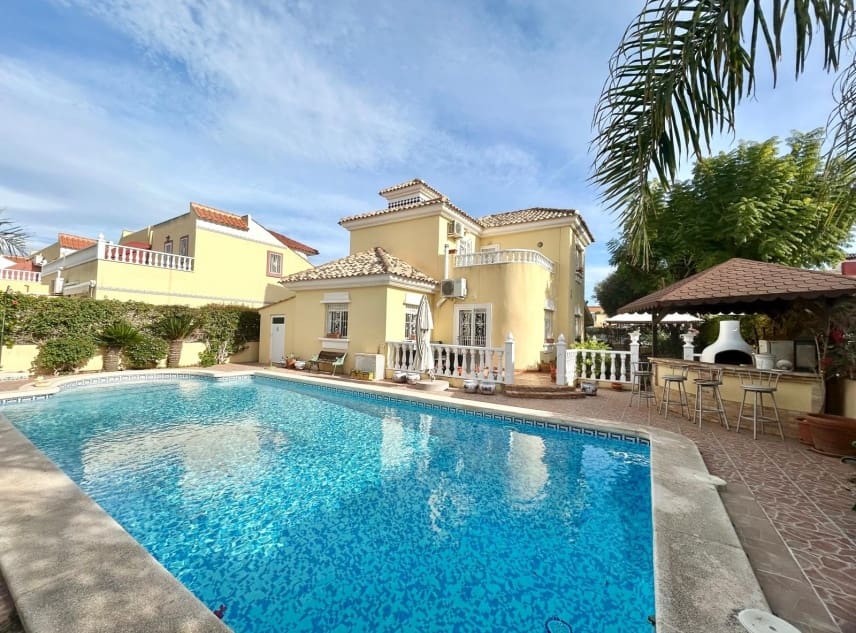 3 chambre Villa/Maison à vendre à La Torreta avec piscine garage - 350 000 € (Ref: 9447371)