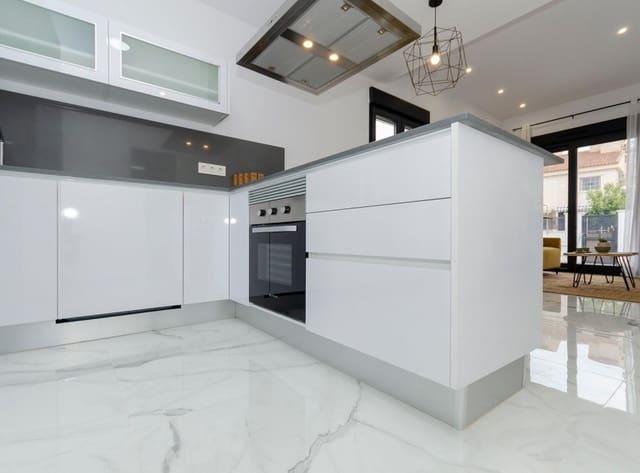 3 makuuhuone Huvila myytävänä paikassa La Torreta, Torrevieja mukana uima-altaan 
autotalli - 424 000 € (Ref: 9983273)