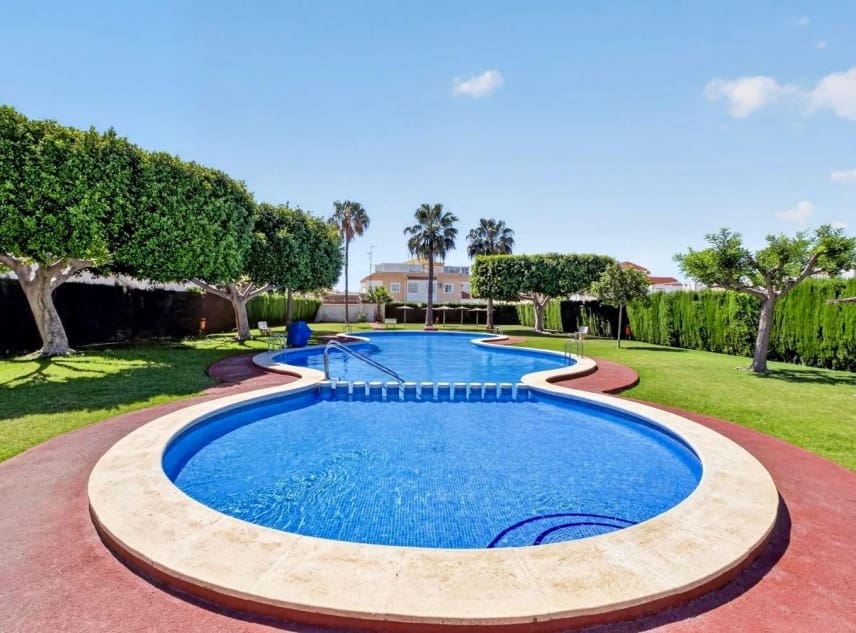 2 sovrum Bungalow till salu i Torrevieja med pool garage - 129 000 € (Ref: 9997958)