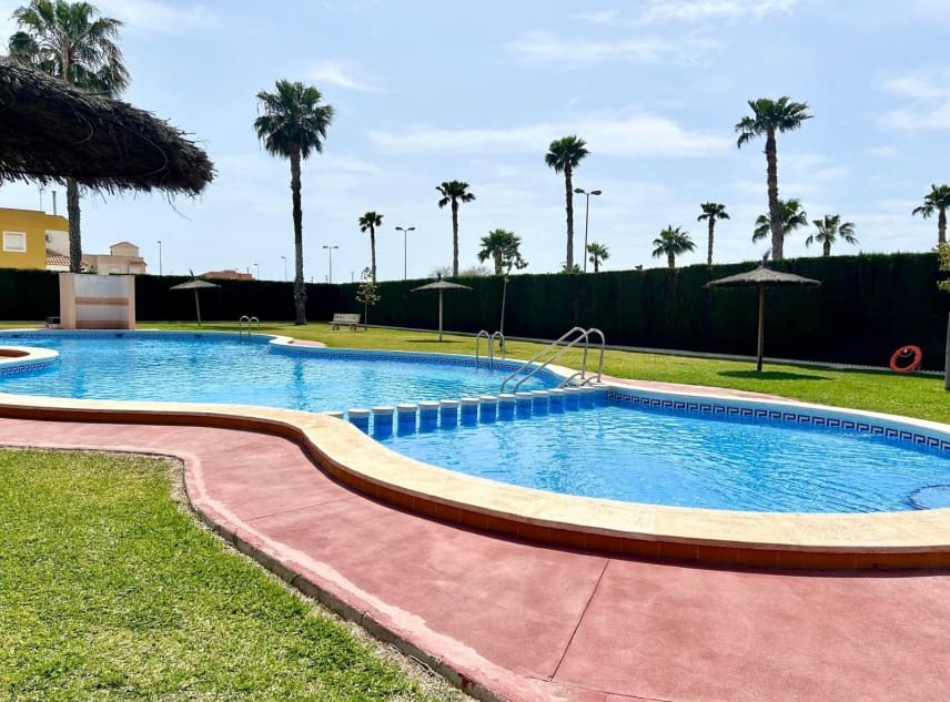 2 sovrum Bungalow till salu i Torrevieja med pool garage - 129 000 € (Ref: 9997958)