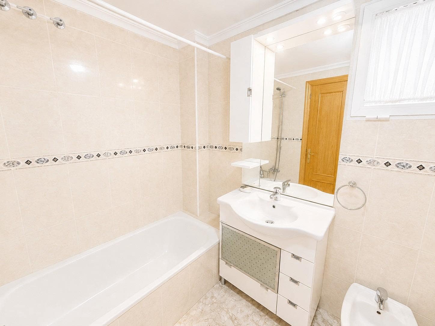 2 soveværelse Lejlighed til salg i Torrevieja med swimmingpool garage - € 135.000 (Ref: 10017003)