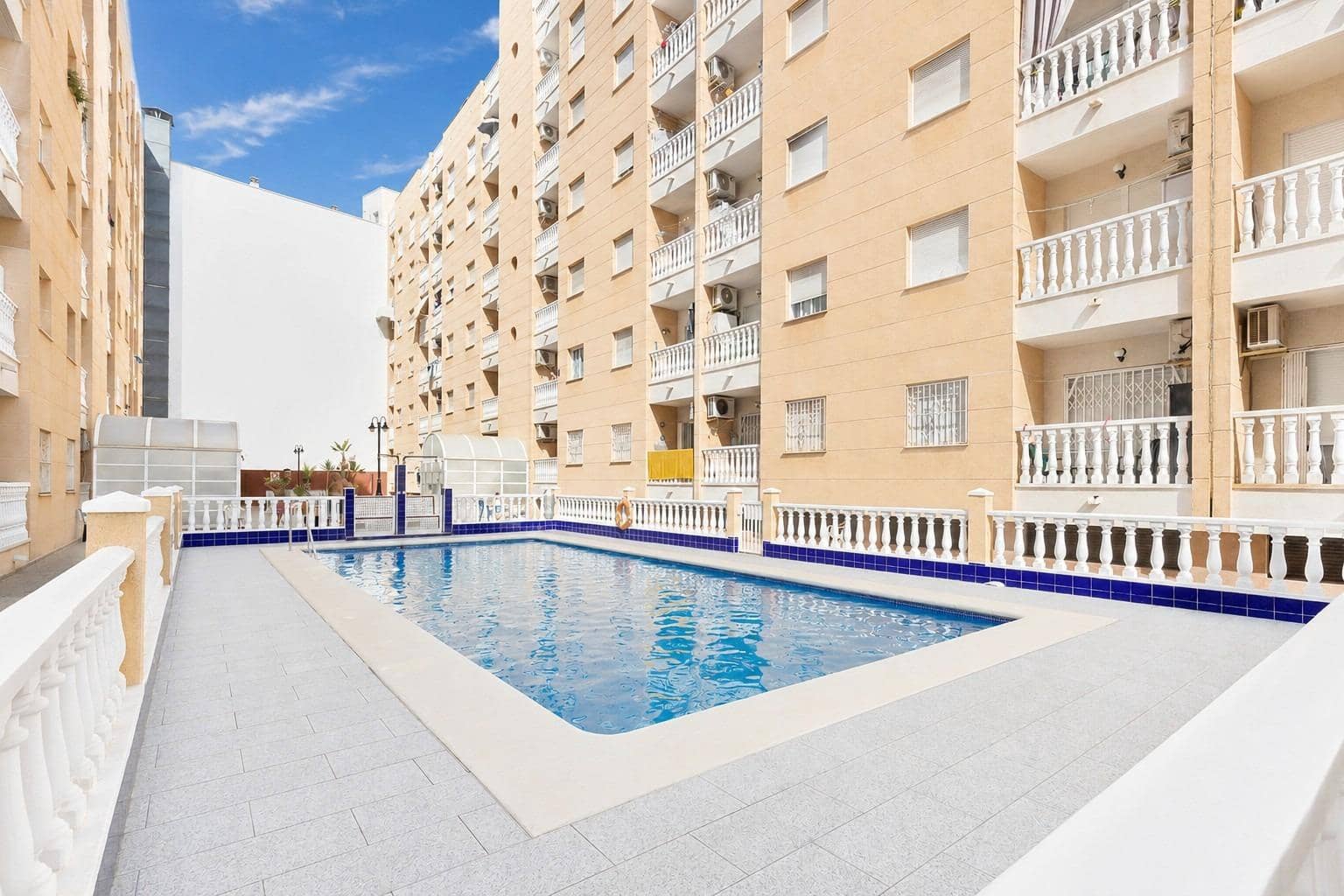 2 soveværelse Lejlighed til salg i Torrevieja med swimmingpool garage - € 135.000 (Ref: 10017003)