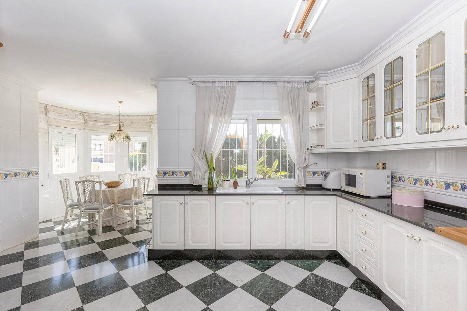 5 Zimmer Villa zu verkaufen in Torrevieja mit Pool Garage - 780.000 € (Ref: 8567709)