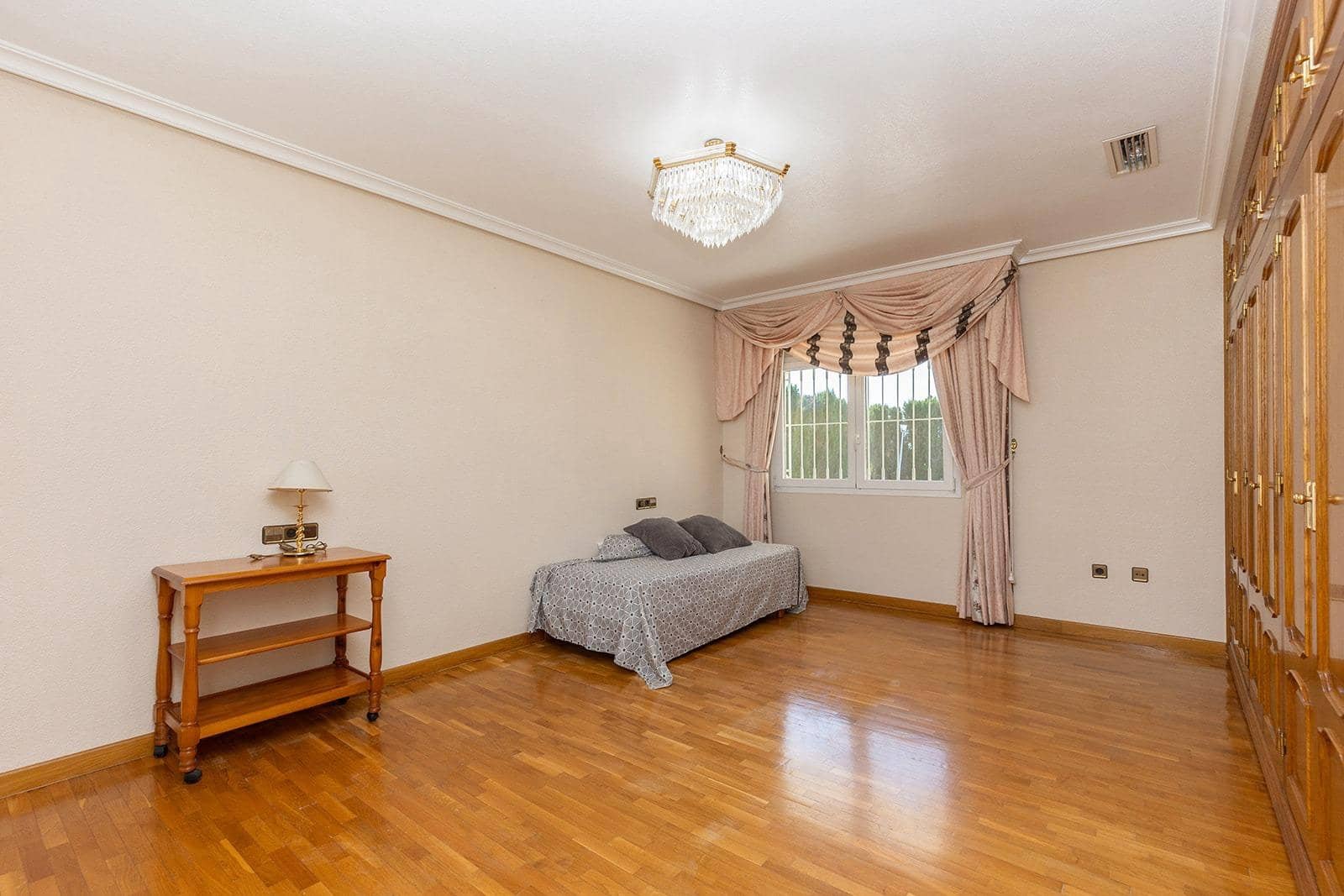 5 Zimmer Villa zu verkaufen in Torrevieja mit Pool Garage - 780.000 € (Ref: 8567709)