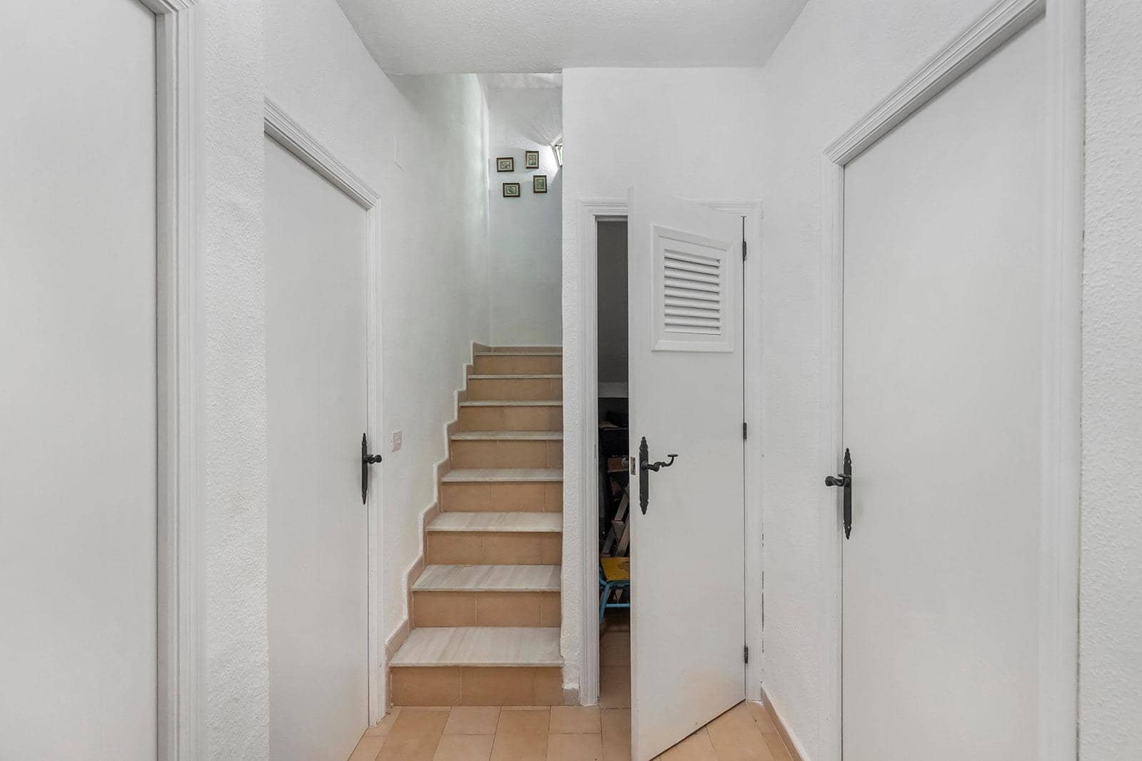 6 soverom Rekkehus til salgs i Torrevieja med svømmebasseng - € 179 000 (Ref: 8783210)